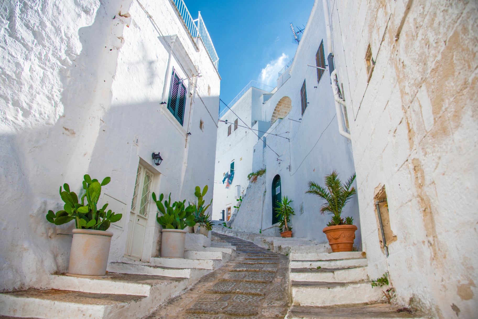 Vicolo bianco nel centro storico di Ostuni