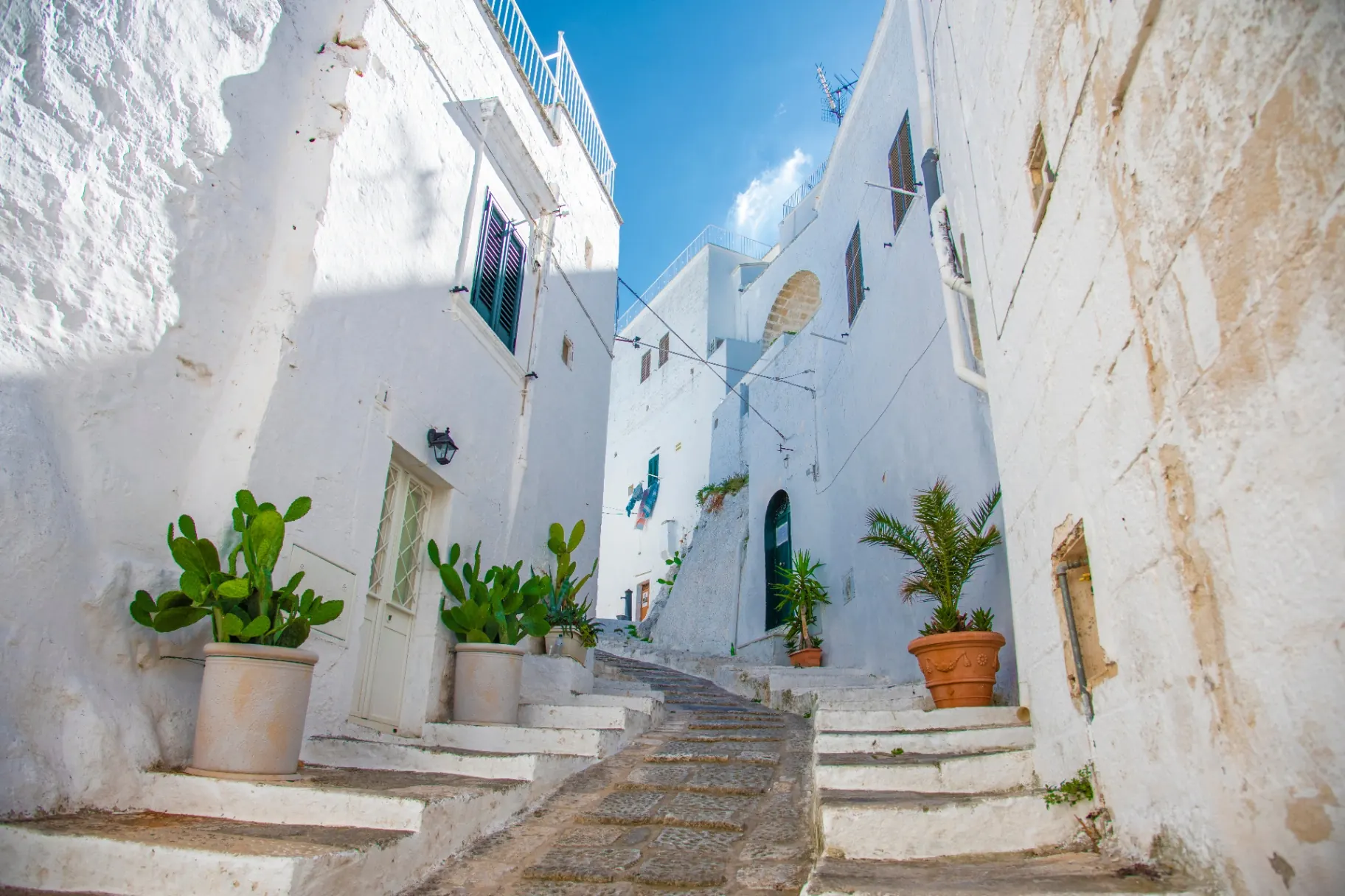 Vicolo bianco nel centro storico di Ostuni