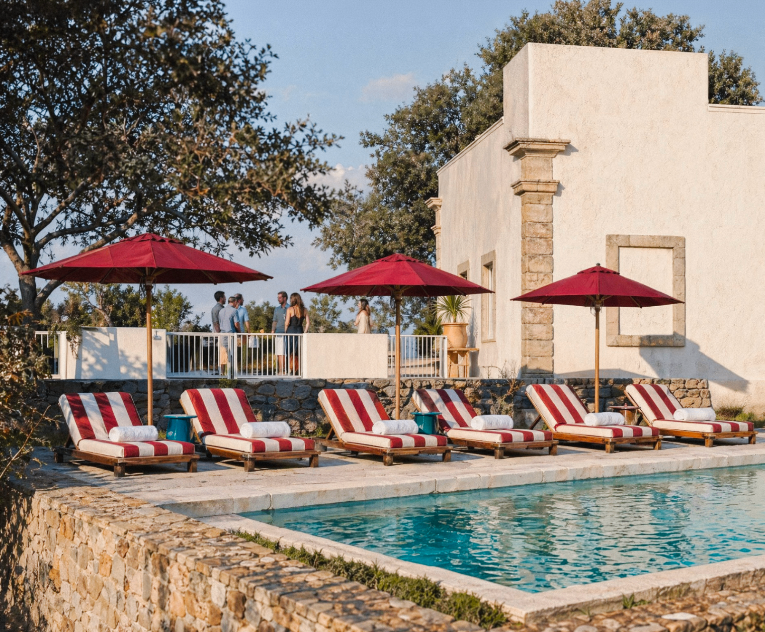 Piscina Villa Riluci con lettini e ombrelloni