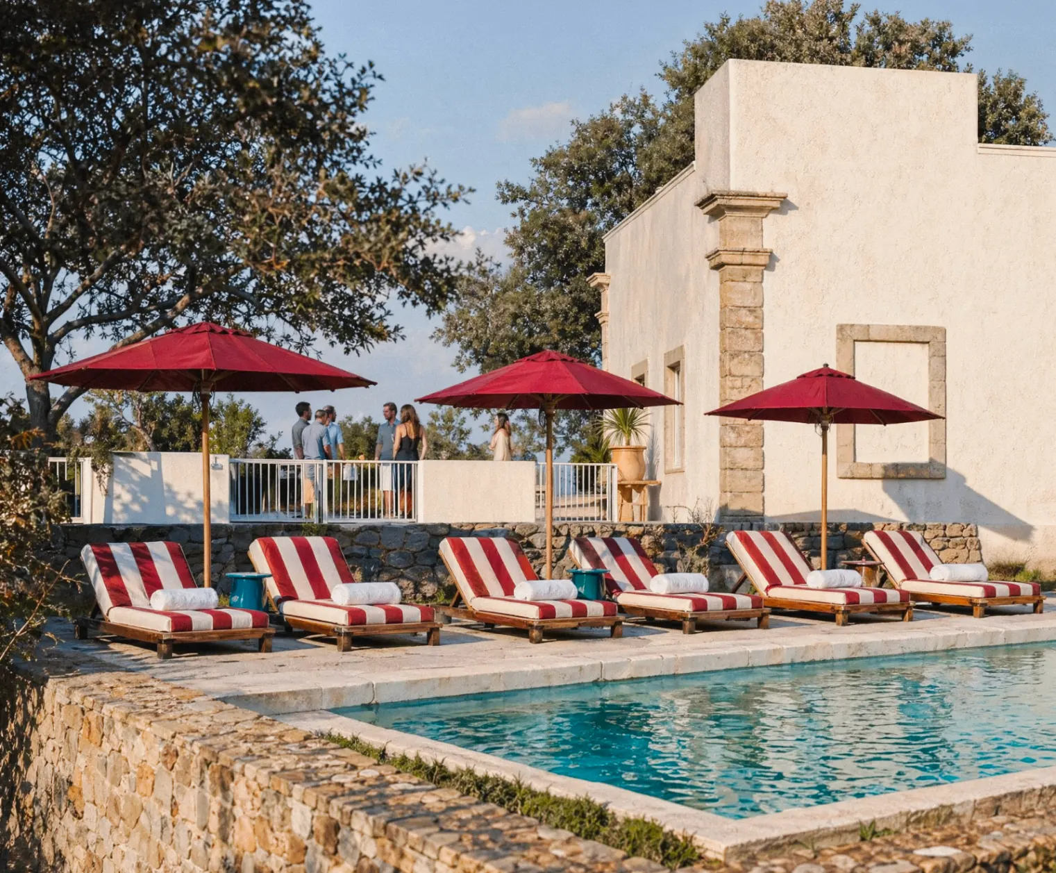Piscina Villa Riluci con lettini e ombrelloni